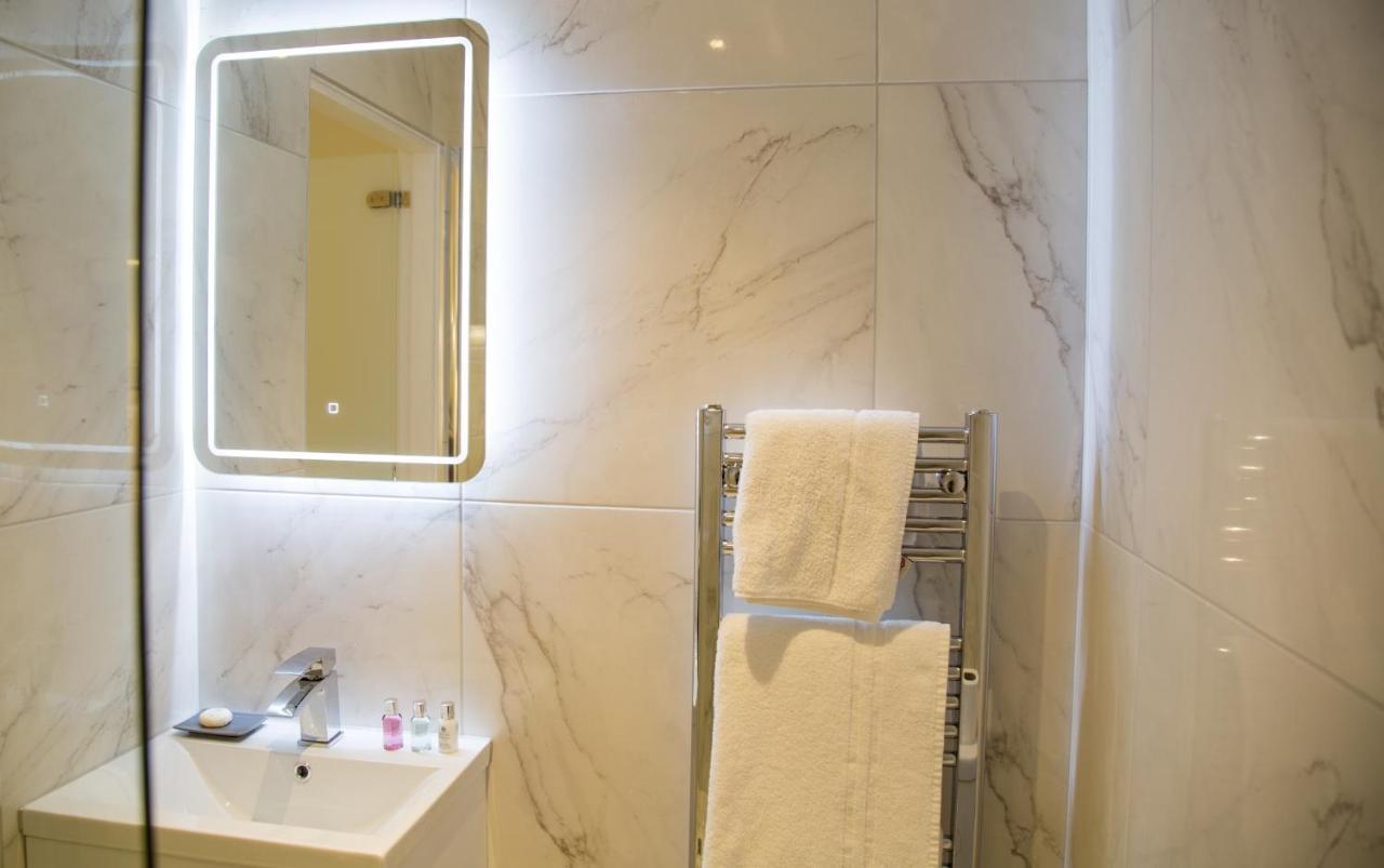 Winckley Stays Preston  Exterior foto A heated towel rail